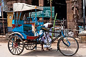 Street life around the Sri Meenakshi-Sundareshwarar Temple of Madurai. Tamil Nadu.  